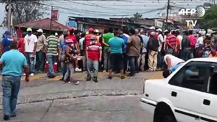 Taxistas hondureños toman bulevar en demanda de bono ante crisis por pandemia