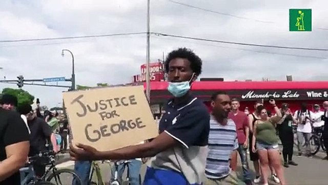 Protestas se recrudecen en Mineápolis por la muerte de un hombre negro a manos de policías