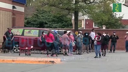 EE.UU. COVID-19: Aglomeración, sin distancia de seguridad, para recoger alimentos gratuitos en Maryland