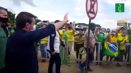 Bolsonaro ignora recomendaciones y se mezcla en multitudinaria manifestación