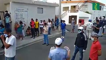 PRM entrega cajas con alimentos a residentes de barrio Pekín en Santiago