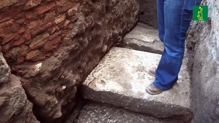 Un socavón frente al Panteón romano saca a la luz el suelo de época imperial