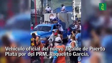 Vehículo del nuevo alcalde de Puerto Plata en manifestación multitudinaria