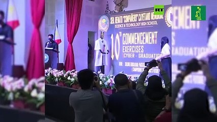 Estudiantes de escuela en Filipinas asistieron de manera virtual a su ceremonia de graduación