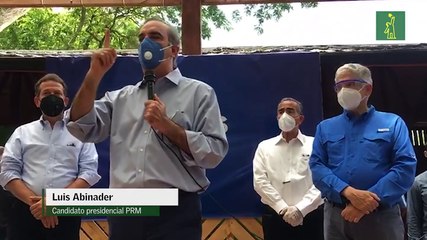 Luis Abinader juramenta profesionales que se suman a su campaña política en Santiago