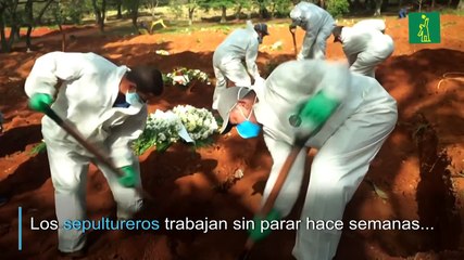 Entierro tras entierro en el mayor cementerio de América Latina