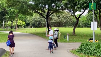 Un perro robot controla distancia entre las personas en parque de Singapur