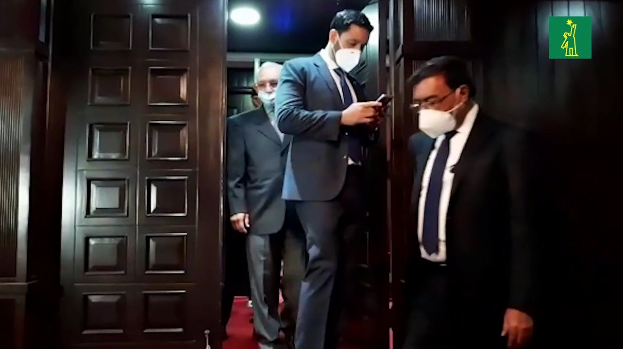 Diputado asiste a la sesión con traje especial anti COVID-19
