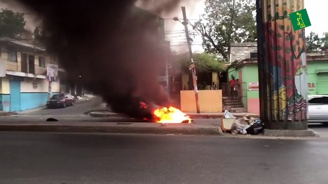 Residentes de Villa Mella encienden neumáticos en protesta por constantes apagones y falta de agua