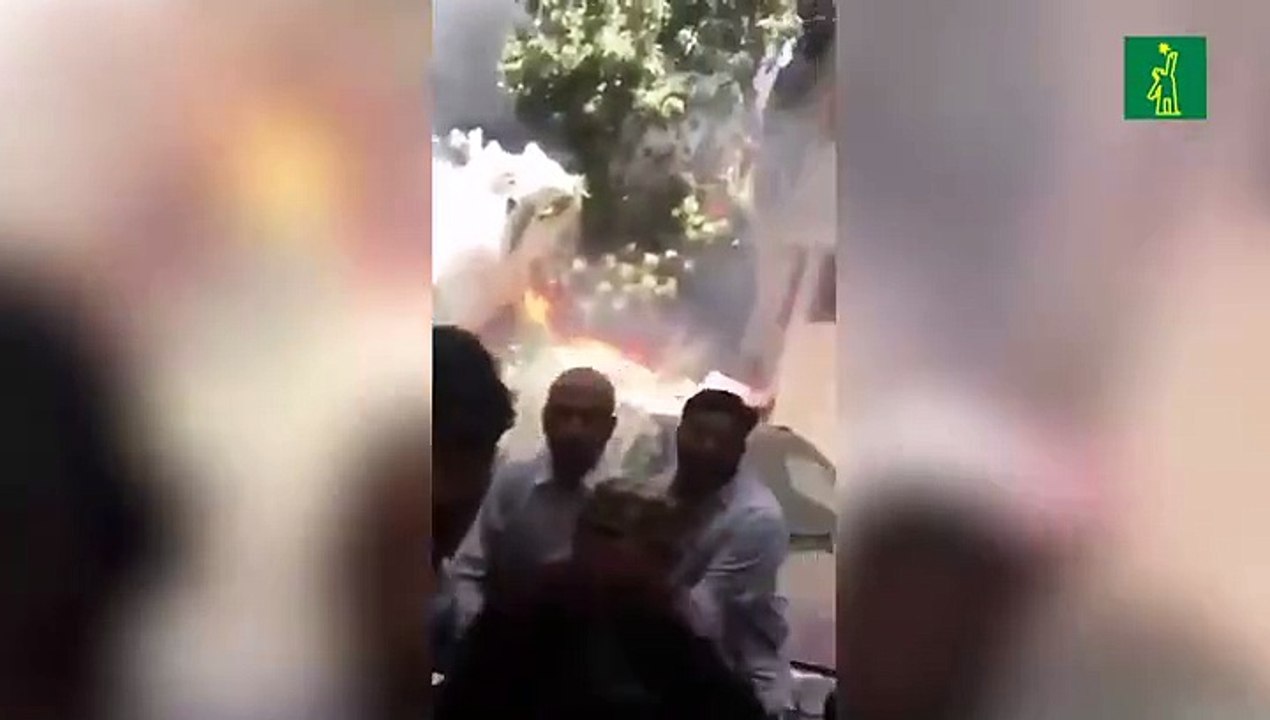 Momento cuando sacan al presidente del Banco de Punjab que viajaba en el avión Airbus A-320