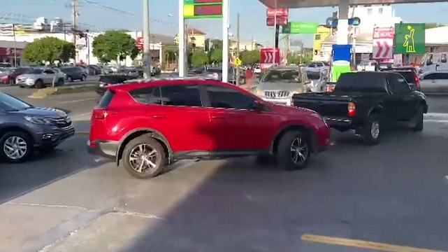 En la Avenida Independencia Las personas están haciendo colas para echar combustible.