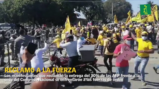 Manifestantes se enfrentan a la policía frente al Congreso en reclamo por el 30% de las AFP