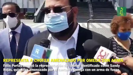 Félix Portes representa a chofer amenazado por Omega con arma de fuego.