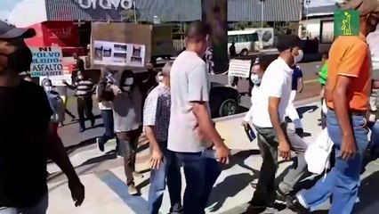 Villa Mella marcha reclamando la reparación de calles, un nuevo cementerio y agua potable.