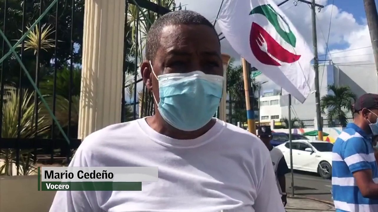 Exempleados de los Comedores Económicos protestan por pago de prestaciones