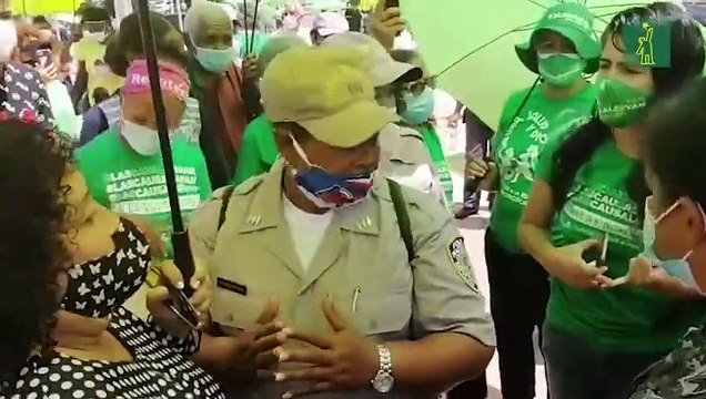 Policías intentan desalojar nueva vez manifestantes de las tres causales de en frente del Congreso Nacional