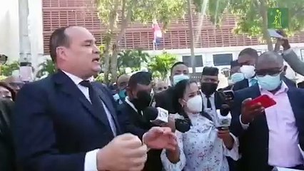 Abogados vuelven con toga y birrete frente al Congreso Nacional para pedir juicio político contra Henry Molina