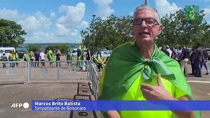 Bolsonaro reparte torta de cumpleaños a sus seguidores tras lavarse las manos en un estanque