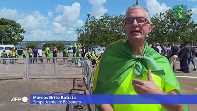 Bolsonaro reparte torta de cumpleaños a sus seguidores tras lavarse las manos en un estanque