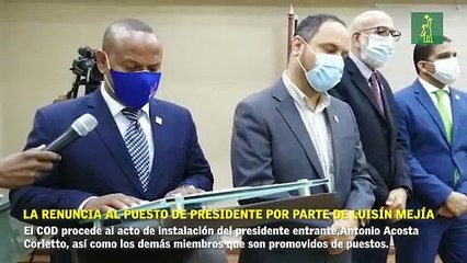 Lectura de la resolución que marca la renuncia al puesto de presidente por parte de Luisín Mejía.