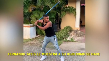 Fernando Tatis Sr muestra a su hijo como se hace.