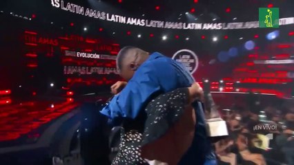 El encuentro con Ozuna y su abuela entre lágrimas durante el Latin AMA’s 2021