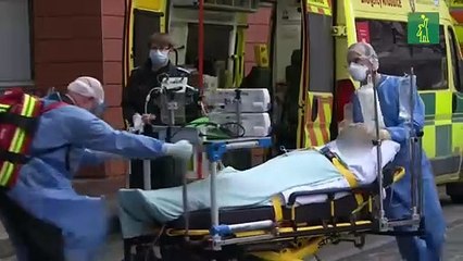 Reino Unido supera 100.000 muertos por covid-19, Johnson asume "total responsabilidad"