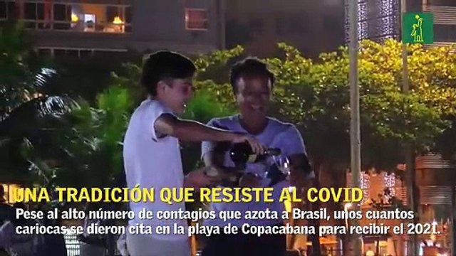 A pesar de los contagios, cariocas acuden a las playas de Copacabana en Nochevieja