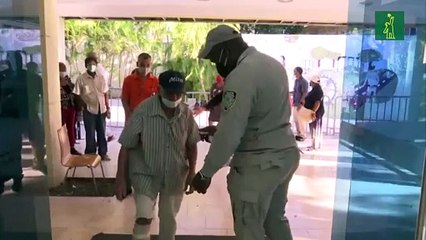 El maestro Rafael Solano recibe vacuna contra el COVID-19