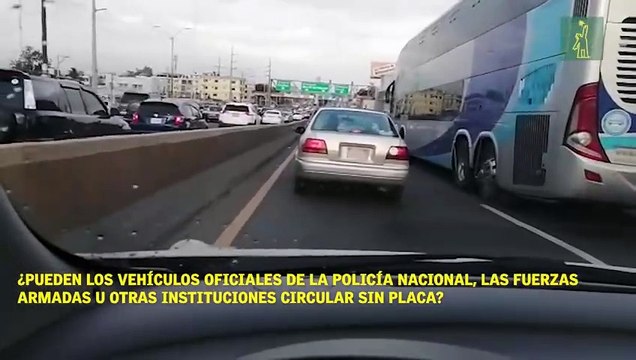 ¿Pueden los vehículos oficiales de la Policía Nacional, las Fuerzas Armadas u otras instituciones circular sin placa?