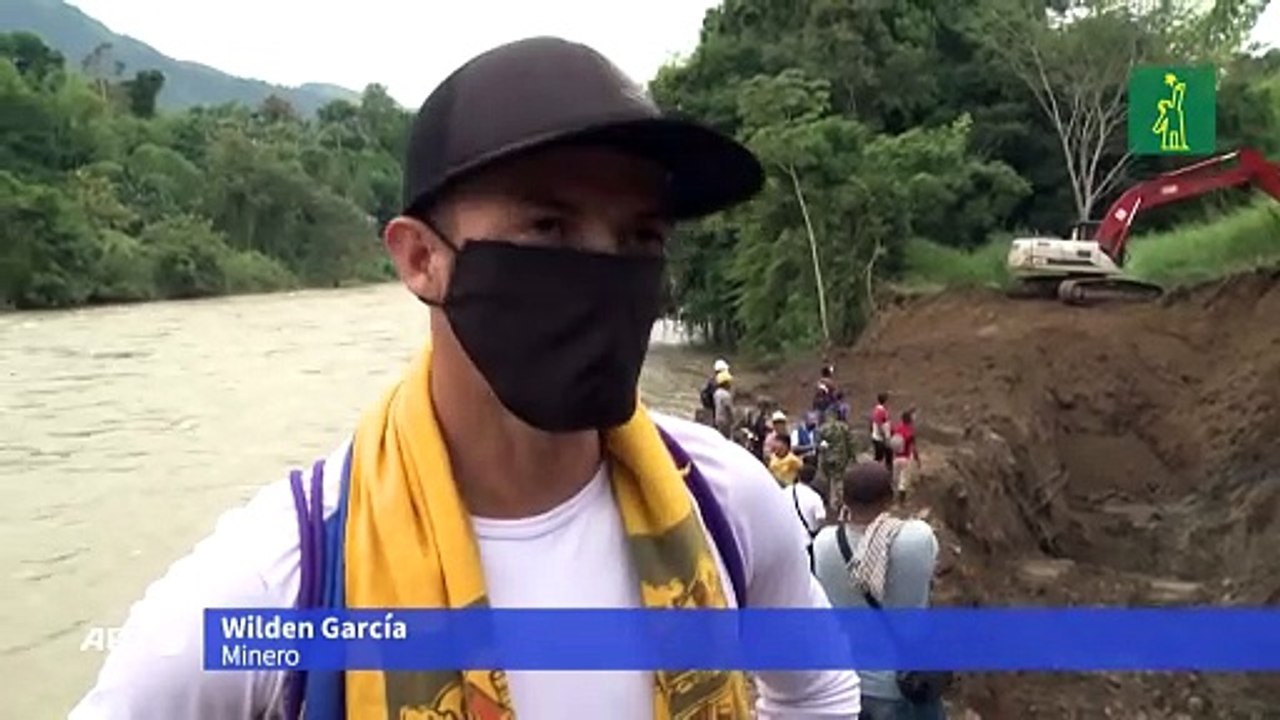 Brigadas intentan rescatar a 11 mineros atrapados por una inundación en Colombia.