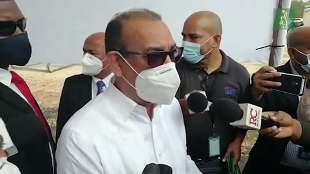 Ministro de Obras Públicas garantiza prestaciones de mujer se desnudó frente al Palacio