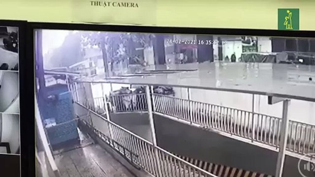 Un repartidor salva a una niña que cayó de una altura de 12 pisos en Vietnam