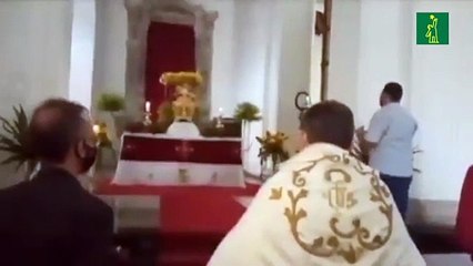 Irrumpe en una iglesia y golpea al sacerdote