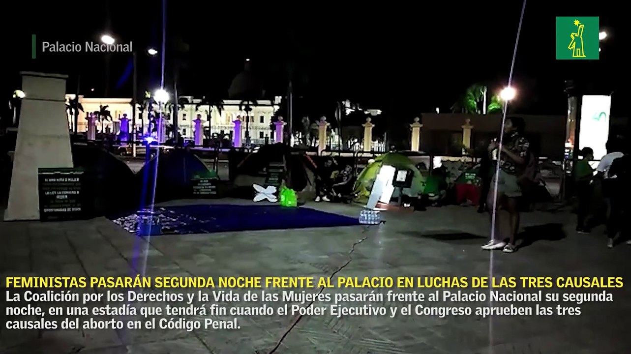 Feministas pasarán segunda noche frente al Palacio en su lucha por las tres causales