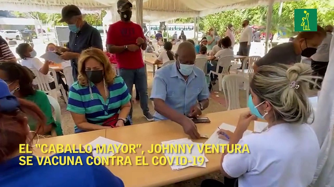El “Caballo mayor”, Johnny Ventura se vacuna contra el COVID-19