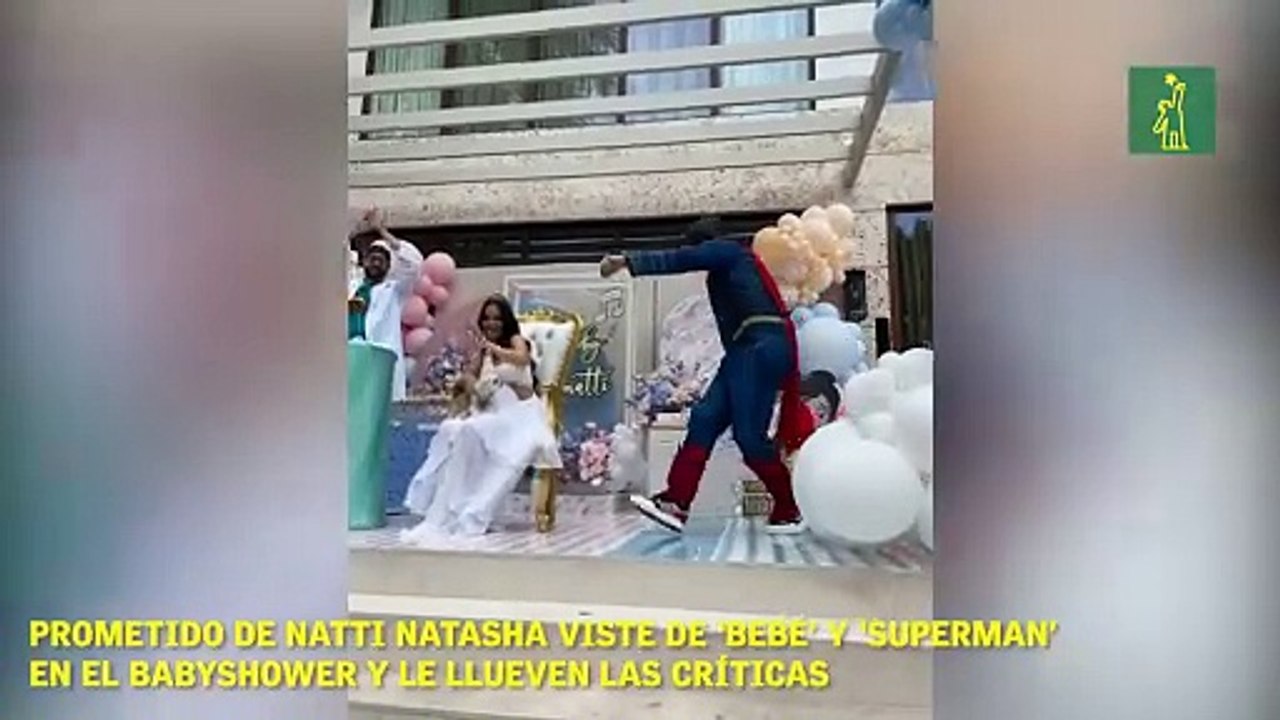Prometido de Natti Natasha viste de ‘bebé’ y ‘Superman’ en el babyshower y le llueven las críticas.
