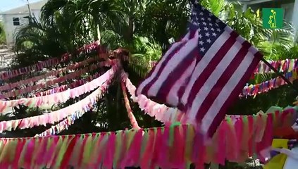 En esta casa, cuelga una cinta de color por cada muerto de covid en Florida