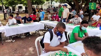 Gran simultánea de ajedrez en el Parque Colón