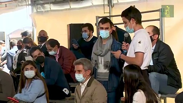 Duque dialoga con jóvenes en medio de protestas en Colombia, cuya violencia preocupa al papa