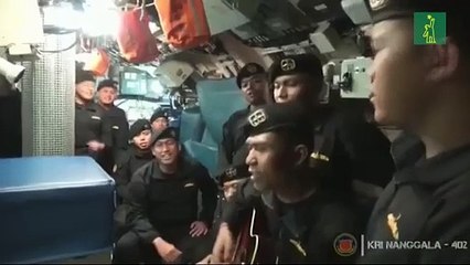 Un vídeo de los marineros del submarino hundido cantando emociona a Indonesia