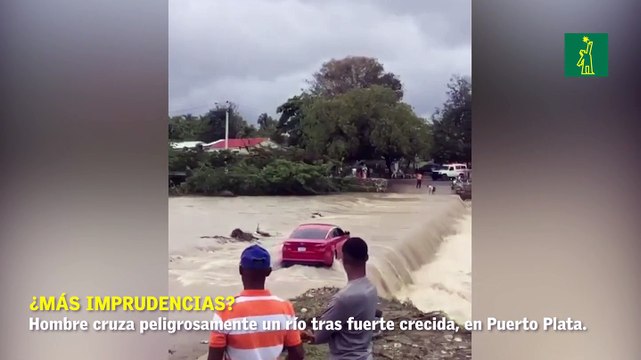 ¿Más imprudencias? En Puerto Plata, hombre cruza peligrosamente un río tras fuerte crecida.