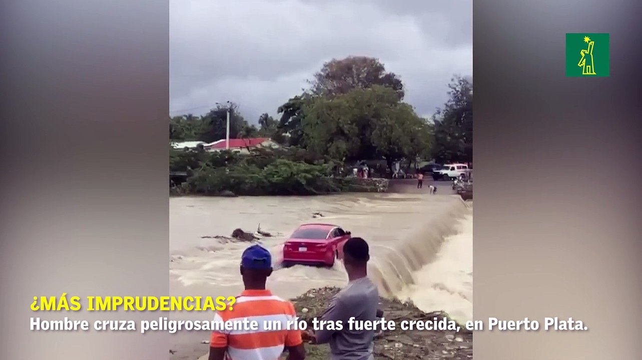 ¿Más imprudencias? En Puerto Plata, hombre cruza peligrosamente un río tras fuerte crecida.