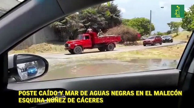 Poste caído y mar de aguas negras en el Malecón esquina Núñez de Cáceres