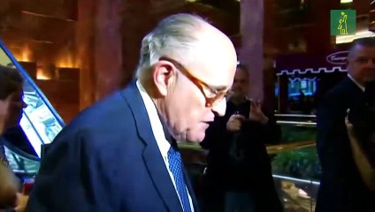 Trump y Biden se acusan de politizar la justicia tras allanamiento a casa de Giuliani