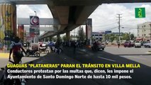 Guaguas “plataneras” paran el tránsito en Villa Mella en una protesta.