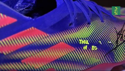 Las botas de Messi que ganaron a Pelé meten un último gol por una buena causa.