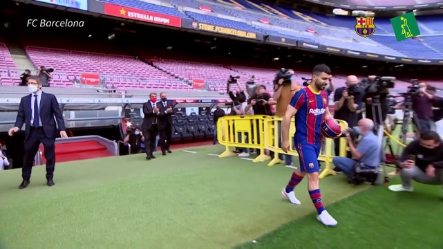 El 'Kun' Agüero se une al Barcelona de su amigo Messi