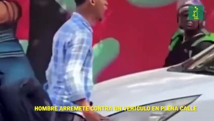Hombre arremete contra un vehículo en plena calle.
