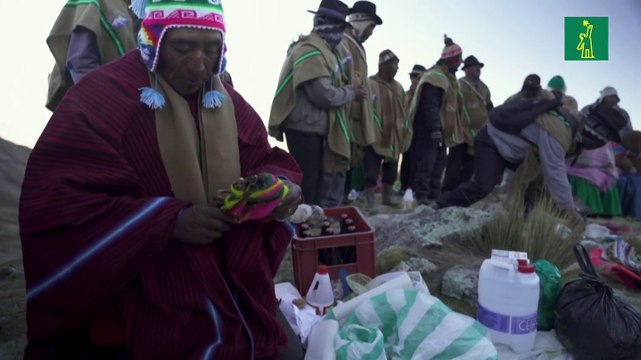 Indígenas bolivianos rezan contra el deshielo en el año nuevo andino